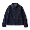 Para uso pessoal, esta jaqueta jeans curta, casual e estilosa, apresenta um design retrô com gola pequena, pespontos marcantes e uma silhueta listrada.