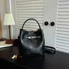 Bolso cubeta retro desgastado 2026 Otoño/Invierno nuevo elegante cierre de candado bolso de mano para ir al trabajo versátil casual un solo hombro bandolera