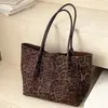 Bolsa Leopardo Personalizada da Moda Grande Capacidade Feminina Casual Retro Tote Simples para Trabalho e Dia a Dia Bolsa de Ombro com Personalidade