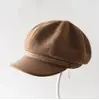 Novedad de Otoño Marrón Maillard Moda Patchwork Ala de Cuero Sombrero Octogonal para Mujer Tendencia Protección Solar Simple Versátil Boina