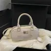 Bolso de mano simple a cuadros, nuevo modelo 2026, bolso tipo bowling de moda de nicho texturizado, bolso versátil con almohadilla para el hombro