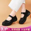 Fornecidos diretamente pelo fabricante, estes sapatos de enfermagem específicos para hospitais são projetados para mulheres, apresentando uma sola macia, couro genuíno e um design confortável e não cansativo. São brancos, com um design oco e perfurado, e são adequados para o trabalho.