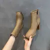 Botas de Cano Curto Femininas Estilo Coreano Salto Grosso Bico Quadrado Nova Coleção Outono/Inverno 2026 Versátil Temperamento Zíper Lateral Botas da Moda Botas de Salto Alto