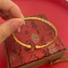 Nuevo Pulsera Retorcida de Lujo Ligero para Mujer, Hermosa, Sencilla y Generosa Pulsera para Mujer, Venta al por Mayor desde el Fabricante de Origen