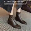 Botines ajustados de punta fina elásticos retro minimalistas franceses para mujer 2025 otoño e invierno nuevos de temperamento versátiles con cremallera trasera