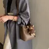 Elegante bolso pequeño retro para mujer, nuevo bolso cruzado versátil de moda 2026, bolso de cubo de mano popular y moderno
