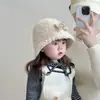 Sombrero para Niños Otoño e Invierno Cálido Grueso de Felpa Tipo Cubo para Niñas, Elegante Versión Coreana de Punto Sombrero de Pescador Moderno