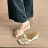 Sandálias de cunha Chuyuji estilo francês com bolinhas e bico quadrado para mulheres, para uso externo no verão, novo modelo versátil 2026 para férias na praia, sola grossa