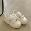 Novidade de Outono Sapatos de Lona Tênis Respiráveis para Mulheres 2026 Sapatos Brancos Versáteis de Sola Grossa com Tira de Velcro Mocassins