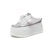 Sapatos femininos de meia brancos com cadarço, aumentam a altura, respiráveis, novo estilo verão 2026, com sola grossa, aumentam a altura, bico fechado, para uso externo, tipo mule