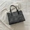 Otoño 2026 Nuevo Bolso de Hombro Grande con Textura de Letra en Relieve Bolso Tote de Commuter Retro de Moda de Nicho