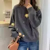 Suéter floral tridimensional bordado de alta resistencia, top de punto versátil para mujer, suave y amigable con la piel, de cuello redondo, ajuste holgado, adelgazante, para otoño e invierno