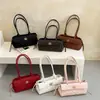 Elegante y a la moda, este nuevo bolso baguette de estilo francés irradia una sensación de lujo y sofisticación, perfecto como bolso de hombro o bolso de mano.