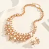 Accesorios de conjunto de collar y pendientes de aleación hueca de perlas artificiales de moda transfronterizos, accesorios de joyería para bodas de mujer