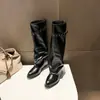 Novas Botas Longas Versáteis Outono 2026 para Mulheres com Rebites, Franzidos e Fivela de Cinto, Botas Estilo Calça de Pernas Largas