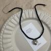 Hermoso collar con colgante de cuentas redondas negras de estilo retro francés, cadena de clavícula de lujo de alta calidad, cadena de suéter, nuevos accesorios