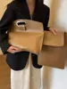 Bolsa de grande capacidade feminina outono versátil 2023 nova clutch simples casual portátil para o dia a dia e trabalho bolsa tote
