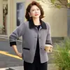 Nova jaqueta de primavera estilosa para mães, blusa da moda para outono e inverno para mulheres de meia-idade, casaco curto casual versátil 2026