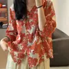 Camisa Casual Literária e Confortável de Algodão e Linho para Mulheres com Mangas Três Quartos Novo Estilo Verão 2025 Decote Exquisito Top com Estampa de Flores Grandes Retrô