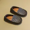 Sapatos de couro infantis 2026 com sola macia, mocassins slip-on para meninos, estilo coreano, sapatos casuais slip-on para bebês e crianças pequenas, uso interno