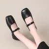 Sapatos Femininos de Bico Quadrado Baixo Retro 2026 Outono Novo Estilo com Saia Estilo Festa Macios Suaves de Fundo Plano Sapatos Mary Jane