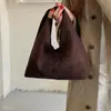 Bolso pequeño minimalista coreano de invierno exquisito, de gamuza para el día a día, de terciopelo para ir al trabajo, moda femenina 2026 estilo nuevo, bolso de mano versátil de nicho