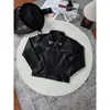 Stock de fábrica: Chaqueta de cuero con cremallera y solapa bordada floral angular, unisex, estilo callejero moderno, genial y elegante, corta y ancha, versátil, negra