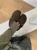 Sapatos femininos para aumentar a altura, com bico fechado e solas grossas para uso externo, novos chinelos slip-on outono 2026, chinelos de borracha para exterior
