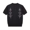 Camiseta Tricotada Bordada de Manga Curta Versátil Casual Retro Gola Henley Masculina Verão Tendência Design Camisa Base Roupa Íntima