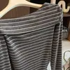 Elegante camiseta de rayas de manga larga con un hombro y decoración de botones para mujer, nuevo top único ajustado plisado para otoño/invierno 2026