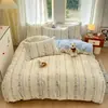 Juego de ropa de cama de cuatro piezas 100% algodón con base crema, estampado floral de tulipanes amarillos y forro verde fruta, ropa de cama fresca y juvenil para dormitorio