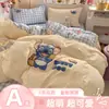 Juego de Cuatro Piezas de Toalla de Gasa Arrugada, Sábana y Funda de Edredón Bordadas, Ropa de Cama de Dibujos Animados Lindos, Juego de Tres Piezas para Estudiantes, Suave y Lisa al Tacto