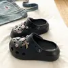 Song Xiaoke 2026 Modelo Nuevo para Aumentar la Altura Suela Gruesa Simples Casuales EVA Puntera Cerrada Zuecos para Mujeres y Parejas para Uso al Aire Libre