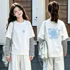 Camiseta de manga comprida com desenho para meninas, conjunto de duas peças de outono, novo estilo 2026, para crianças de tamanho médio e grande, camada base de algodão puro
