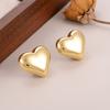 Los pendientes lisos de amor no se decoloran, la lección básica combina con todo, los pendientes tridimensionales simples, los pendientes de diseño de nicho de temperamento de moda