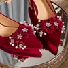Sapatos de Casamento Veludo Vermelho Florais para Mulheres Salto Baixo 3CM Estilo Chinês Salto Bloco Sapatos de Casamento Xiuhe para Noiva Não Cansativos