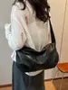 Bolsa de mão retrô de couro macio de grande capacidade para mulheres, nova moda 2026 bolsa de bolinho plissada, bolsa de ombro casual e estilosa para o trabalho