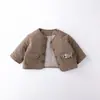 Conjunto acolchado para niño Otoño e Invierno Suéter grueso Elegante Conjunto de tres piezas de invierno para bebé e infante