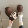Sapatos femininos estilo Birkenstock, redondos na ponta, forrados com fleece, coleção de inverno 2026, com sola grossa para altura extra, sapatos de algodão confortáveis e quentes, e botas de neve