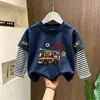 Camiseta infantil de manga comprida, novo estilo 2026, camiseta para meninos, algodão puro, estilosa, pode ser usada como camada externa, blusa falsa de duas peças