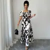 Vestido Midi Cuadrado de Hojas Negras y Blancas Estilo Europeo y Americano 2026 con Cordón en el Pecho, Ajuste en la Cintura, Mangas Cortas y Dobladillo Acampanado