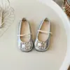 Sapatos de Couro para Meninas 2026 Outono Novo Estilo Sapatos de Princesa com Strass e Pérolas Sapatilhas para Bebê Sapatilhas para Bebê com Solado Macio