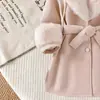 26 Ropa de otoño e invierno para niñas europeas y americanas, abrigo de lana con cuello de piel y ajuste en la cintura, elegante y con estilo para niños mayores, directo de fábrica