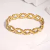 Pulseira de aço inoxidável com elos geométricos transpassados, minimalista e elegante, com um estilo cool e discreto, oferecendo um visual único e sofisticado; pulseiras de aço titânio para atacado