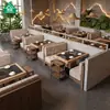 Restaurante de rede com hot pot de autoatendimento, churrasqueira e fogão elétrico integrados à área de jantar, oferecendo pratos salteados, arroz e espetinhos, voltado para uso comercial com assentos em cabine