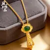 Colgante Ruyi Dorado Estilo Chino Tradicional Incrustado con Ágata Roja, Calcedonia Verde y Monedas de Cobre, Collar Ruyi Auspicioso, Colgante Vintage para Mujer
