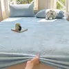 Faldón de Cama de Leche Tallado Suave Agradable a la Piel Cálido Cubierta de Cama para Dormitorio de Invierno Antideslizante Seguro Fácil de Cuidar Simple Versátil