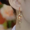 Pendientes de Hoja de Arce Roja y Circonita de Moda y Lujo, Pendientes de Nuevo Estilo con un Toque de Alta Gama, Joyería de Oreja de Flor de Cinco Pétalos Exquisita y Única