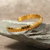 Popular europeu e americano torcido em forma de C moda quilha titânio aço pulseira feminina personalizada aberta 18K ouro pulseira vendas diretas da fábrica