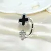 Anillo Versátil de Cuatro Hojas de Diseño de Nicho Lujo Ligero para Mujer, Cobre Dorado Chapado No se Desvanece Anillo Abierto de Concha con Circonita Microincrustada